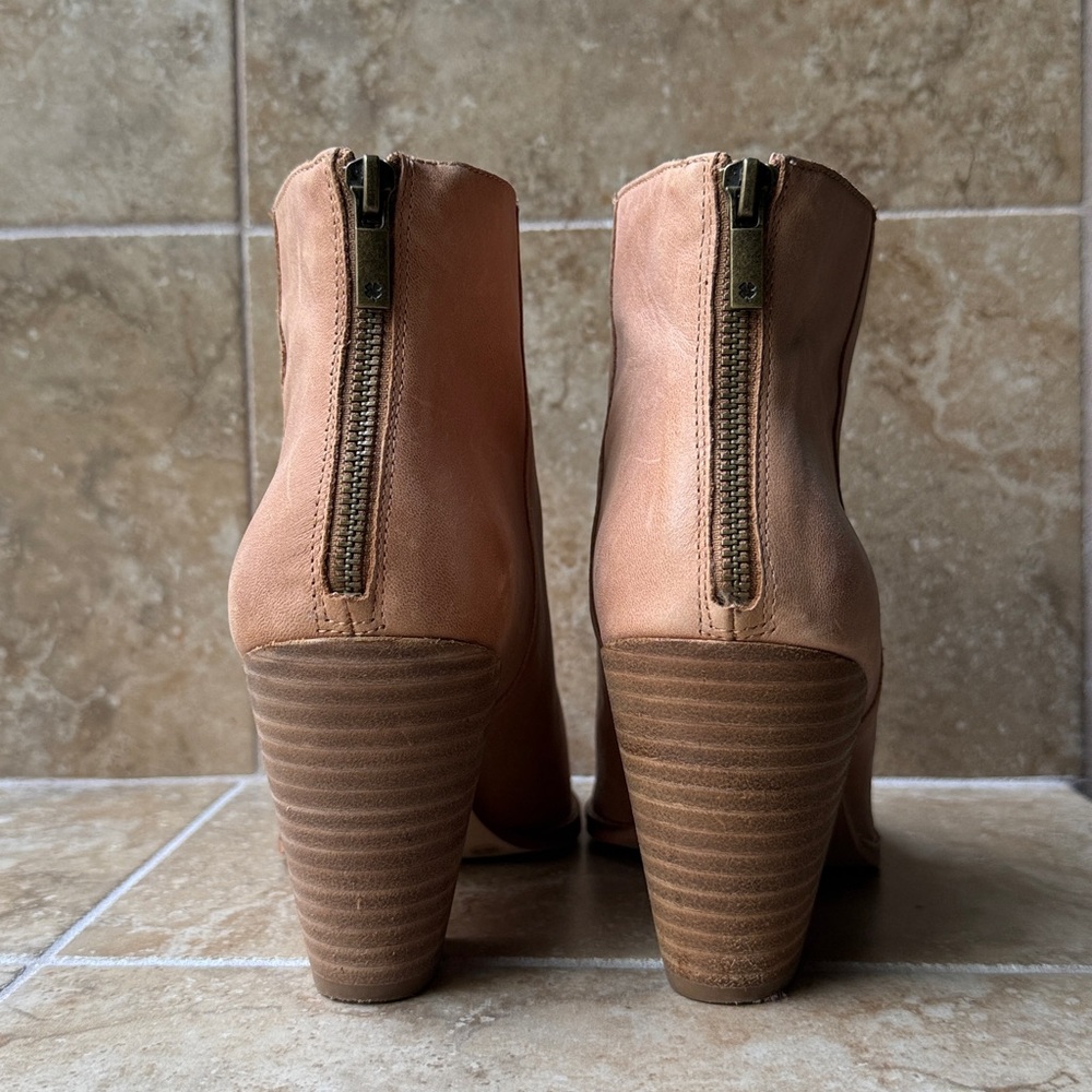 Lucky Brand Leather Ankle Boots Natural Putty Stacked Heel Back Zip Size 10/42 - Picture 5 of 15
